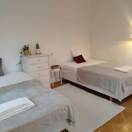 Pokoje, Na Wlochach, Ul. Nieduza Homestay Warsaw